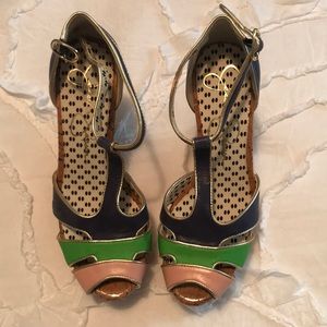 Awesome wedge for summer. Navy, green and blush